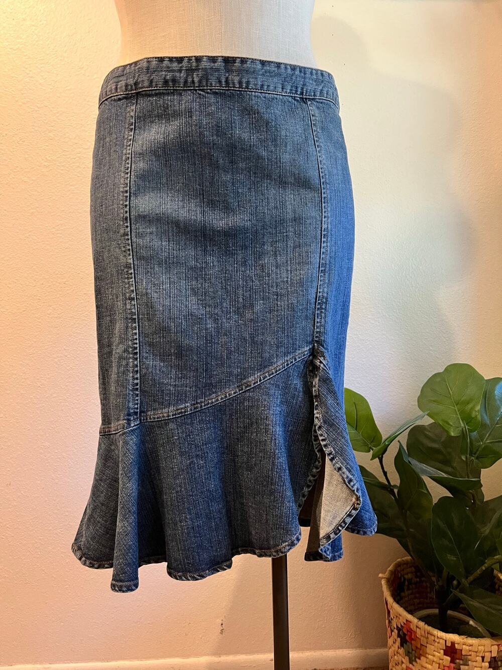 Y2K Blue Denim Ruffled Slit Ruched Booty Knee Length Skirt Size 16 Metro 7